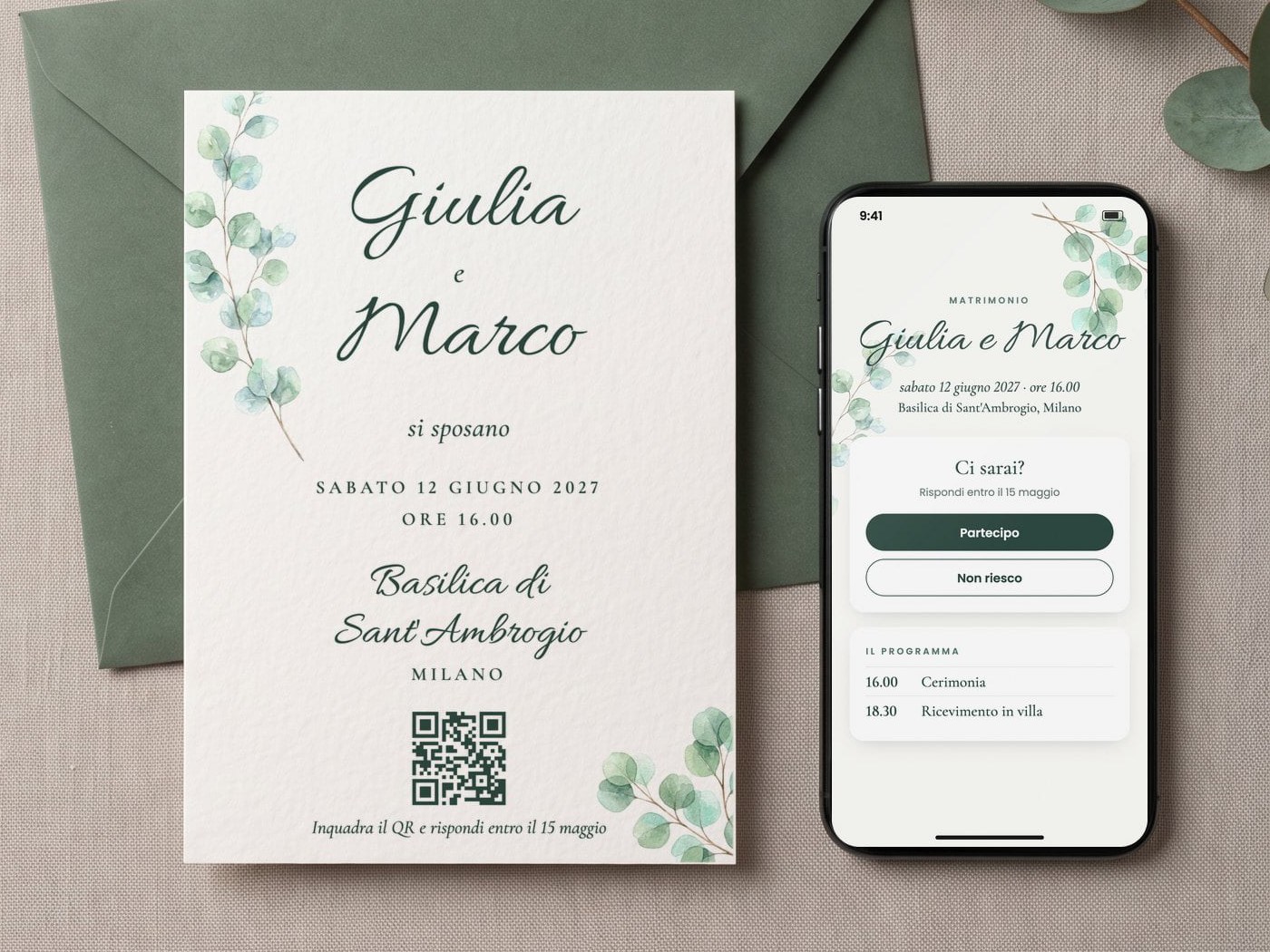 Una partecipazione di nozze stampata, con il QR in fondo, e accanto il telefono con lo stesso invito aperto.